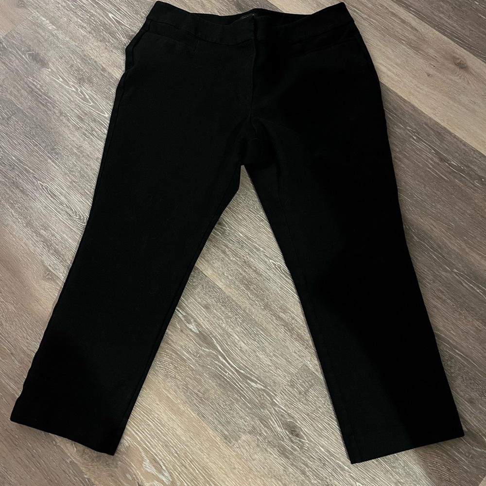 Ann Taylor black straight leg cropped pants.